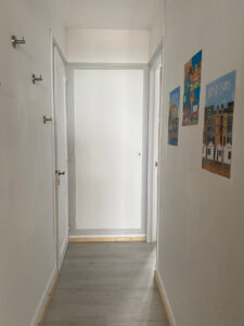 Le couloir vers les chambres et la salle d'eau