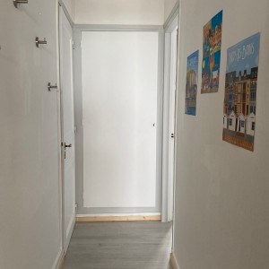 Le couloir vers les chambres et la salle d&rsquo;eau