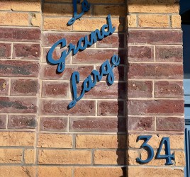 Le numéro et le nom de la villa sont de retour sur notre façade !